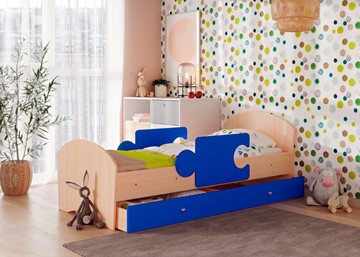 Детская кровать с ящиком и бортиками Мозайка, корпус Млечный дуб/фасад Синий (щиты) в Надыме