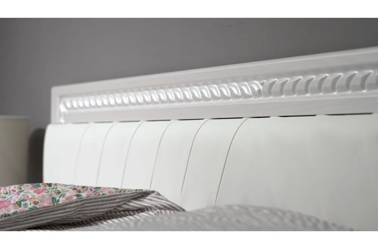 Кровать спальная Гертруда, М8, 160х200 Экокожа с пуговицами без основания, белая лиственница/ясень жемчужный в Надыме - изображение 4